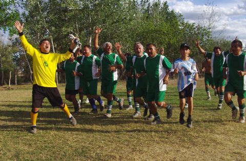 Los Amigos campe�n en torneo de S�per Glorias
