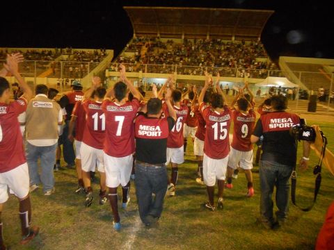 El f�tbol mostr� su solidaridad en �Vargas�