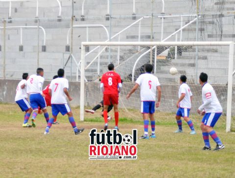 Uni�n lo dio vuelta ante Riojano y lleg� a la cima 